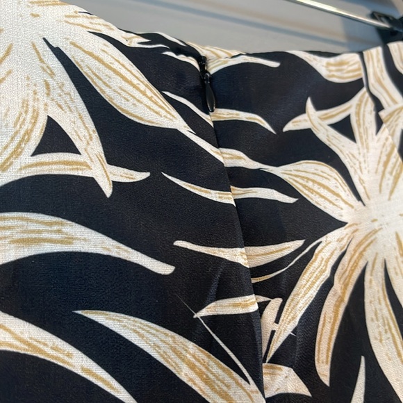 Commense Black and Cream Floral Swim Sarong - Picture 10 of 11